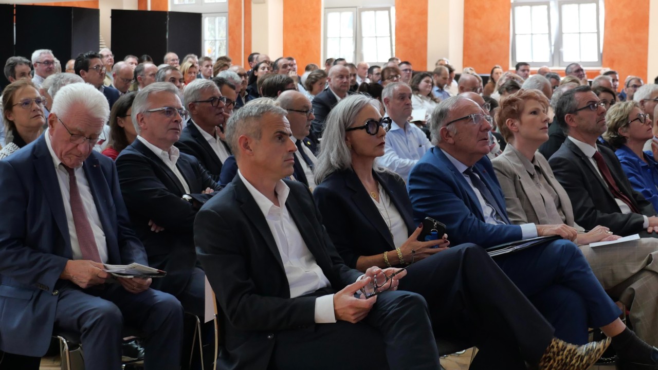 Membres des Forces Françaises de l'Industrie réunis lors d'une conférence
