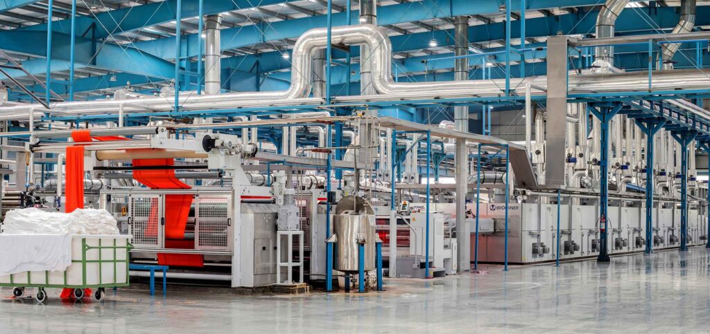 Intérieur d'une usine : trop de diplômés et pas assez d'emplois qualifiés créés par les entreprises