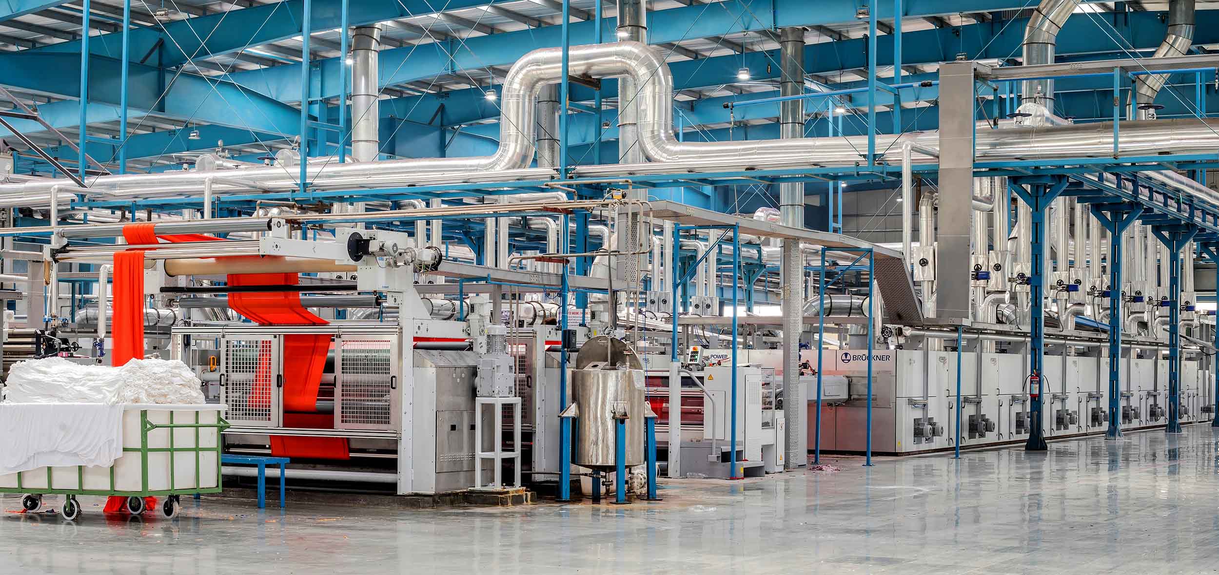 Intérieur d'une usine : trop de diplômés et pas assez d'emplois qualifiés créés par les entreprises